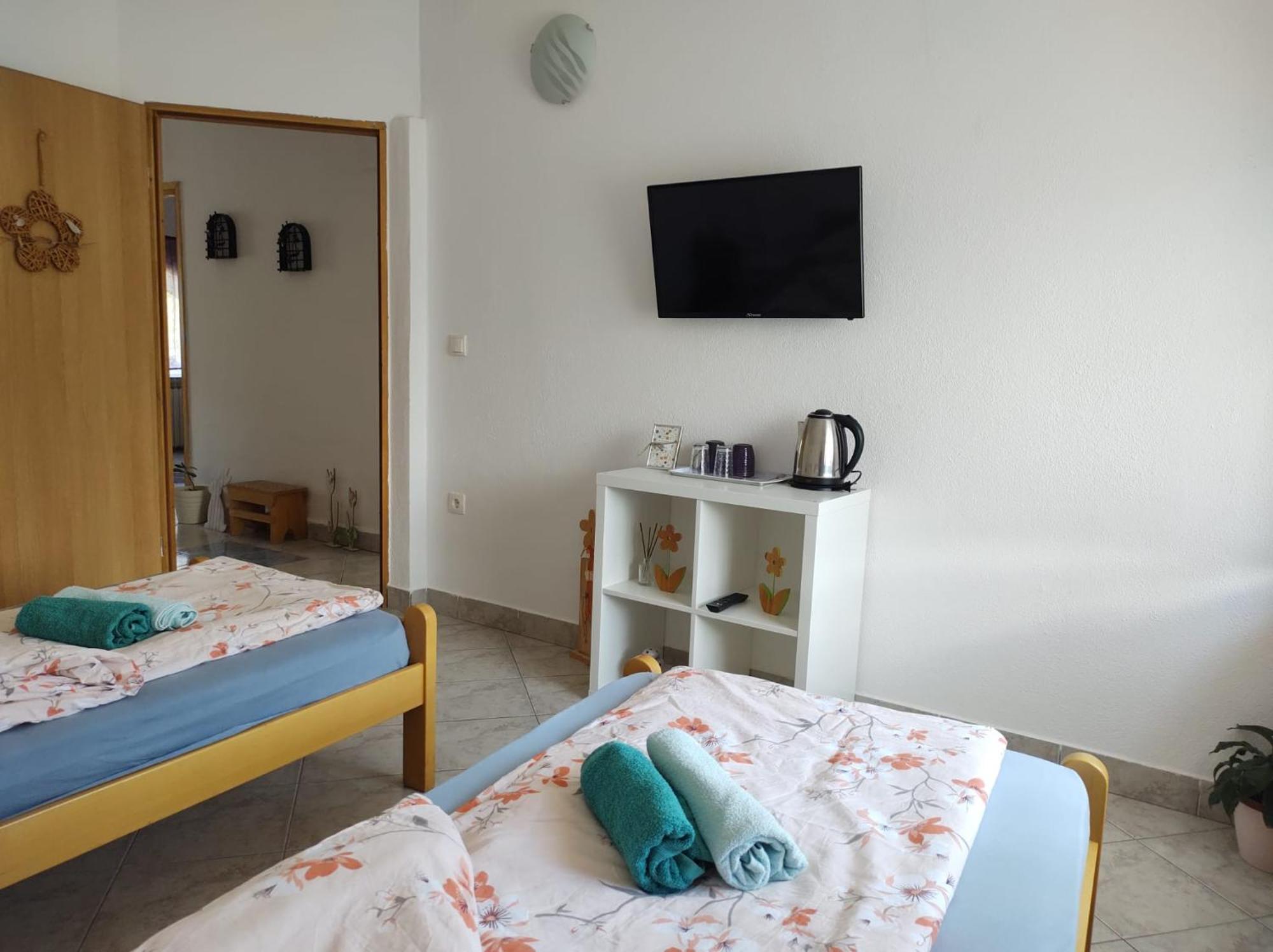 Apartment Ada Bed & Breakfast Gračac Habitación foto