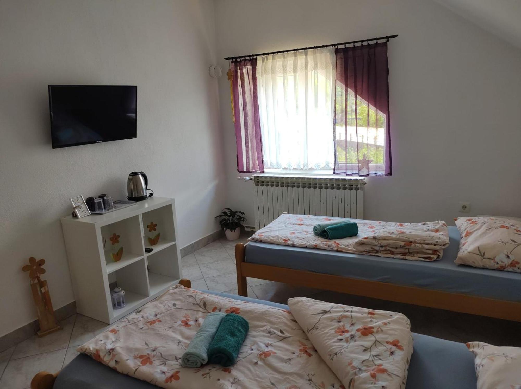 Apartment Ada Bed & Breakfast Gračac Habitación foto